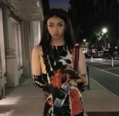 娱乐八卦吃瓜少女是谁,她是如何成为网络红人的?